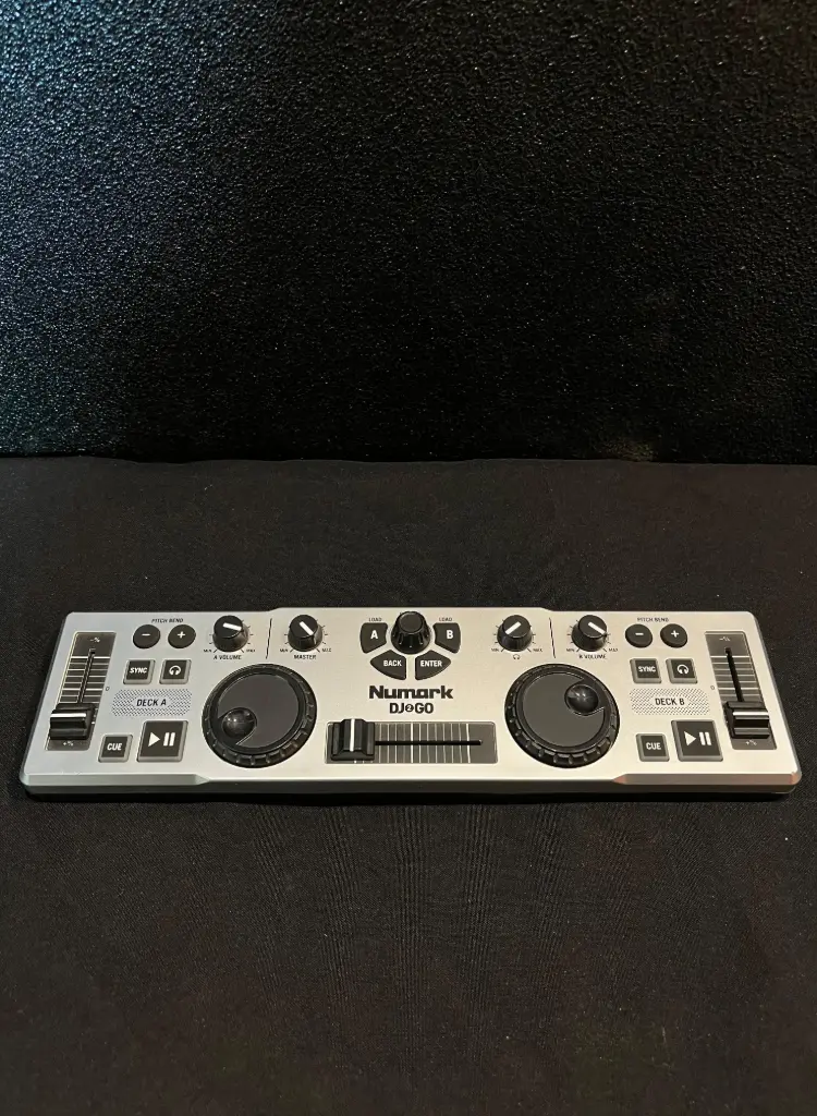 CONTROLADOR DJ NUMARK DJ2GO